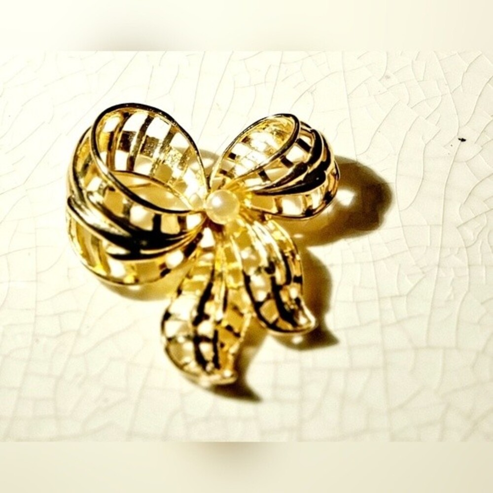 Vintage Gold Tone Filigree Bow Faux Pearl Brooch
